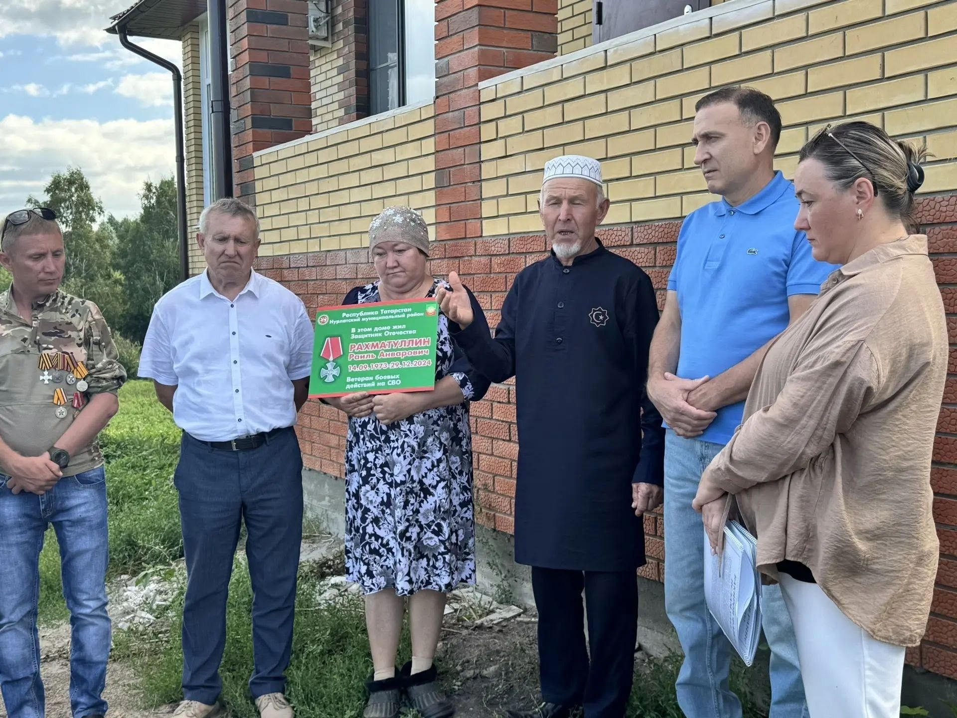 Председатель ТОС установил семь мемориальных табличек героям СВО в Нижнем Нурлате