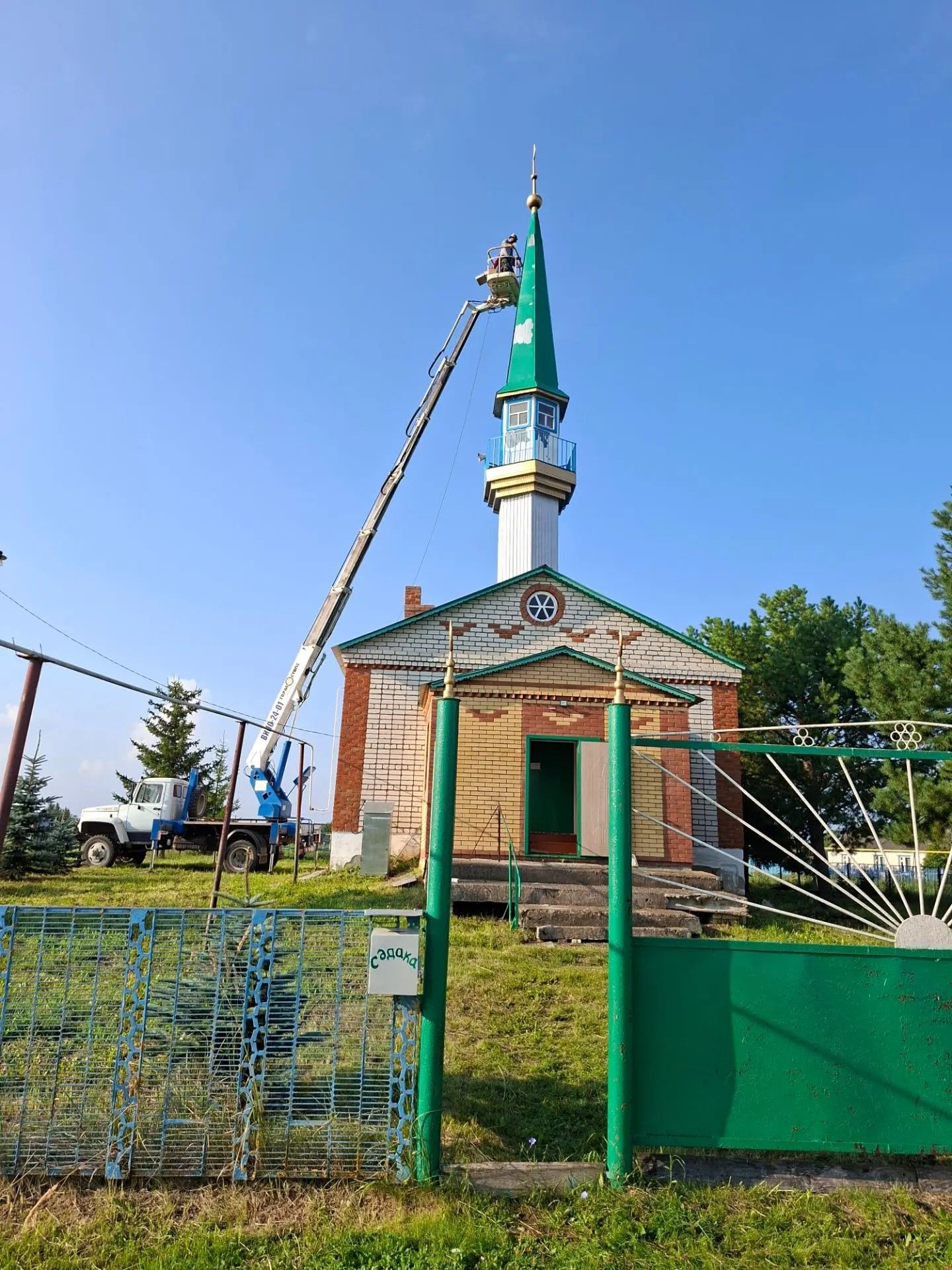 В деревне Новое Альметьево Нурлатского района обновили минарет мечети