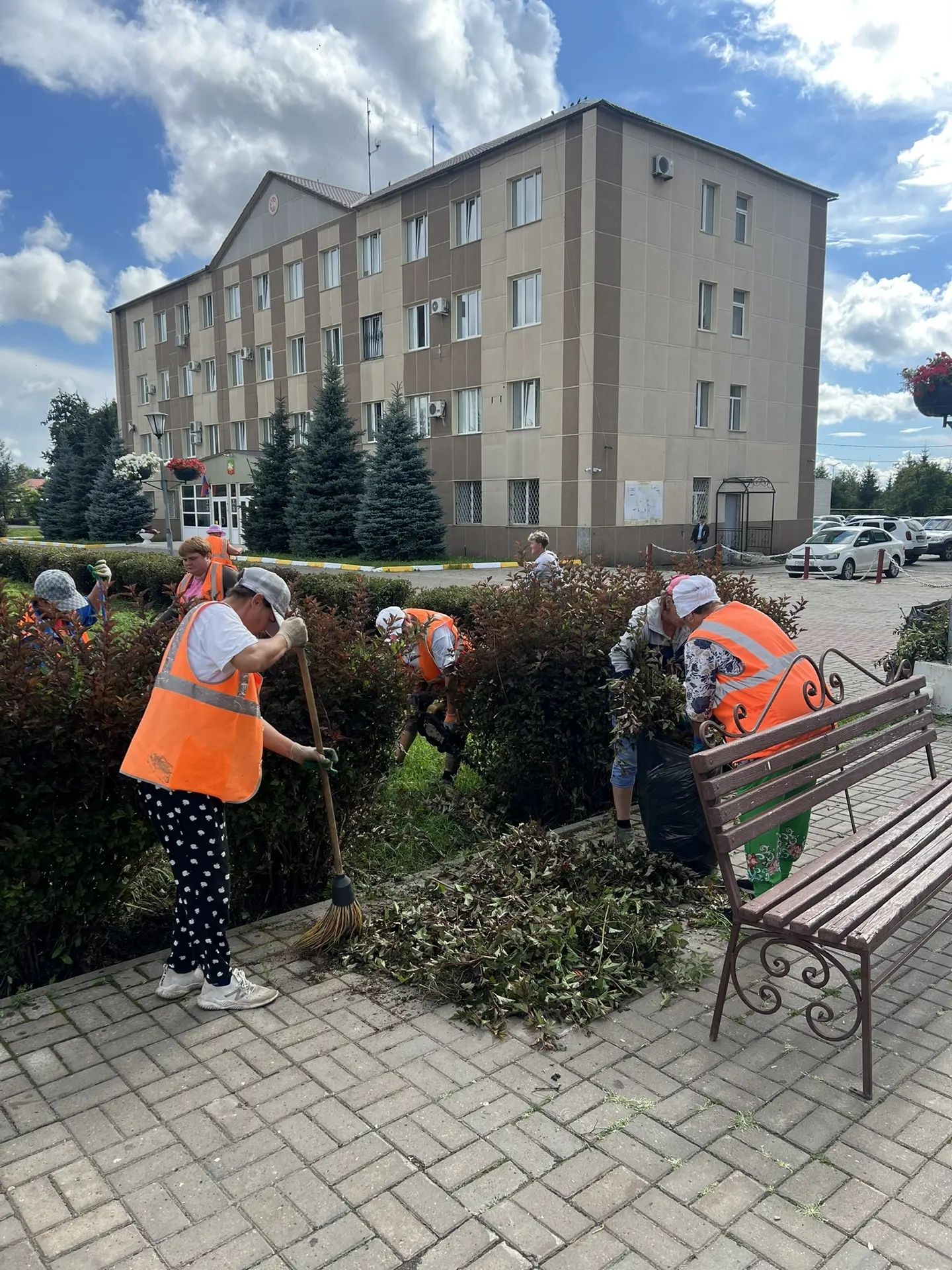 В Нурлате продолжается сезонная обрезка зеленых насаждений