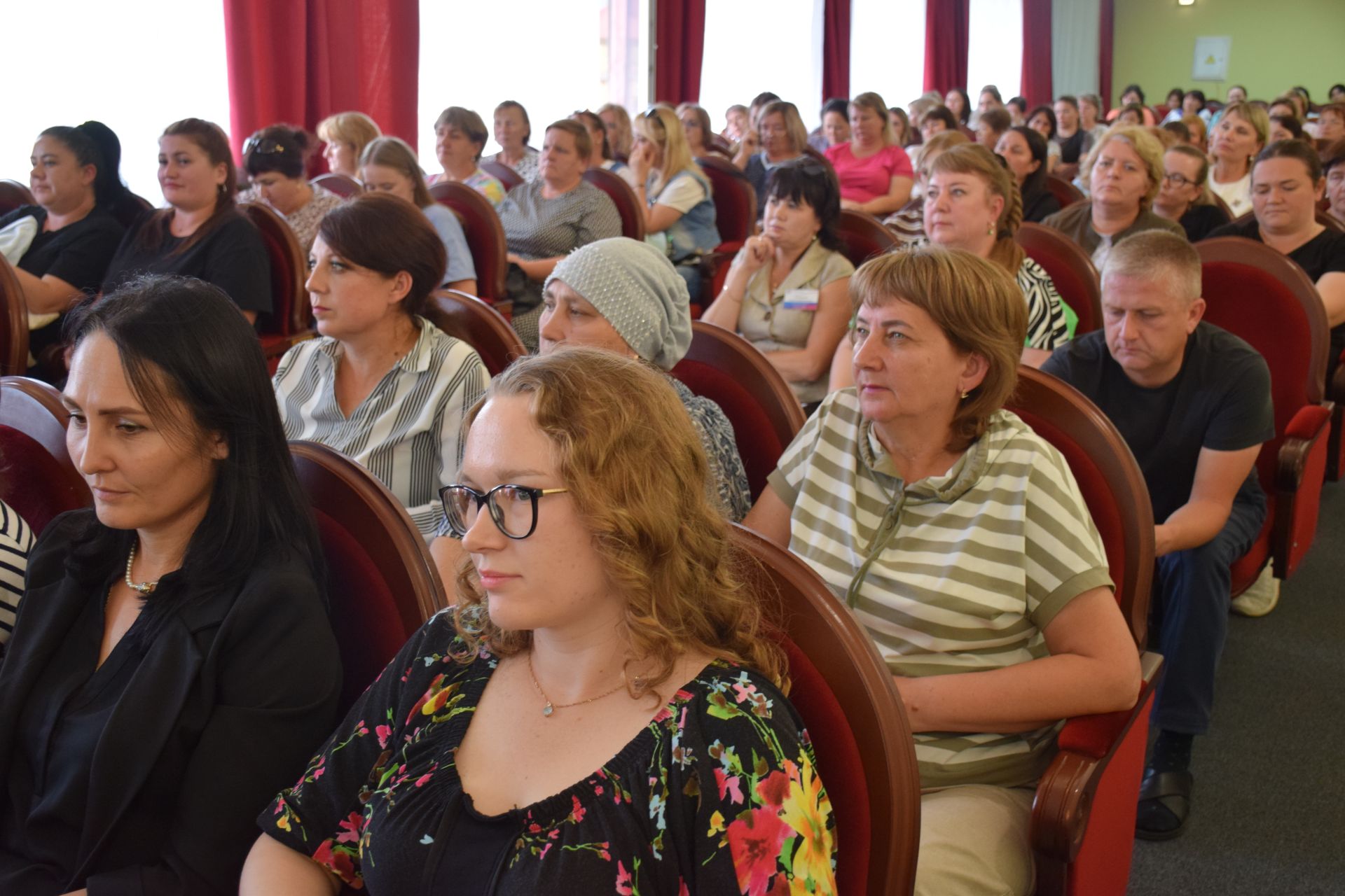 Руководство Нурлата и депутаты обсудили поддержку соцработников на встрече