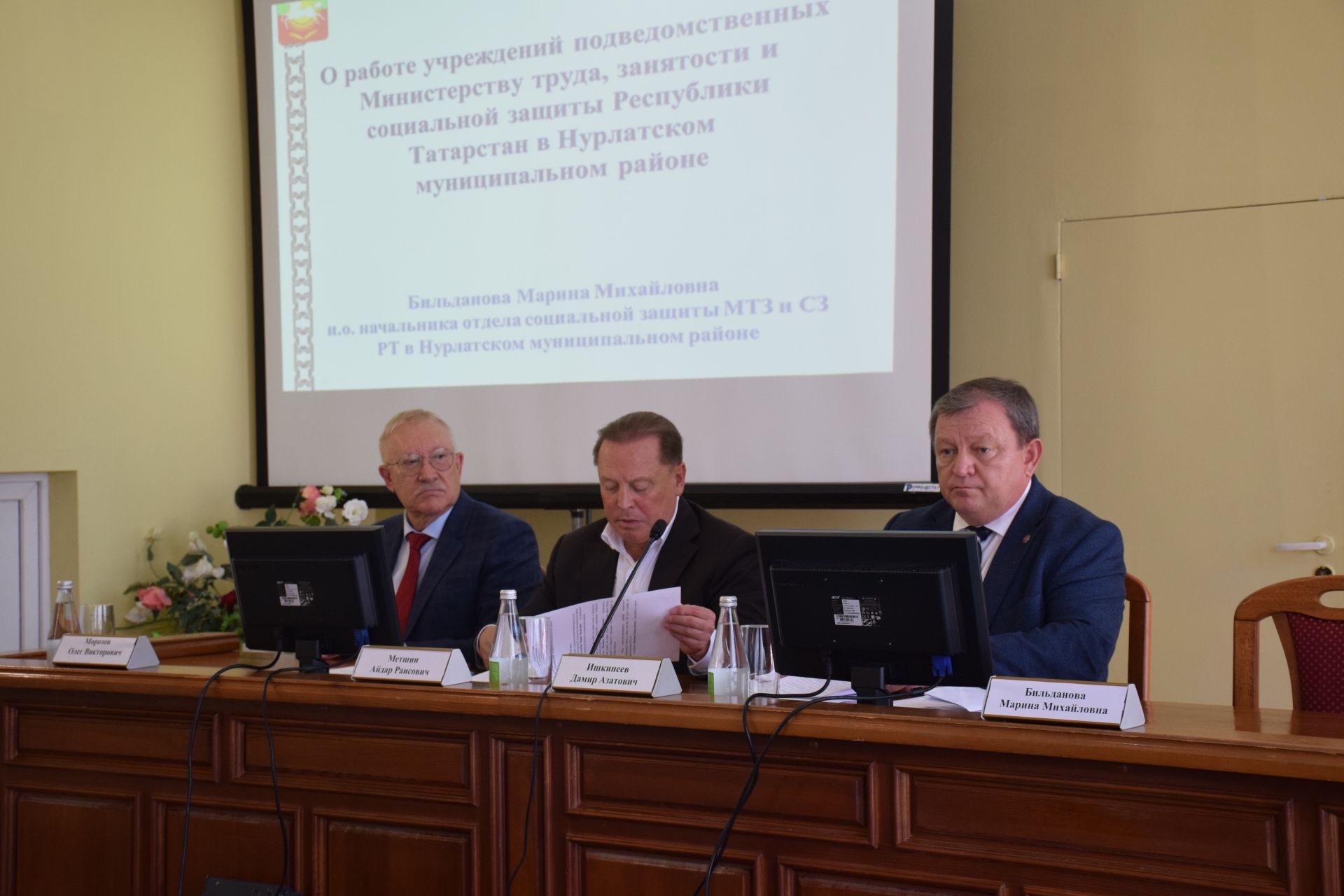 Руководство Нурлата и депутаты обсудили поддержку соцработников на встрече