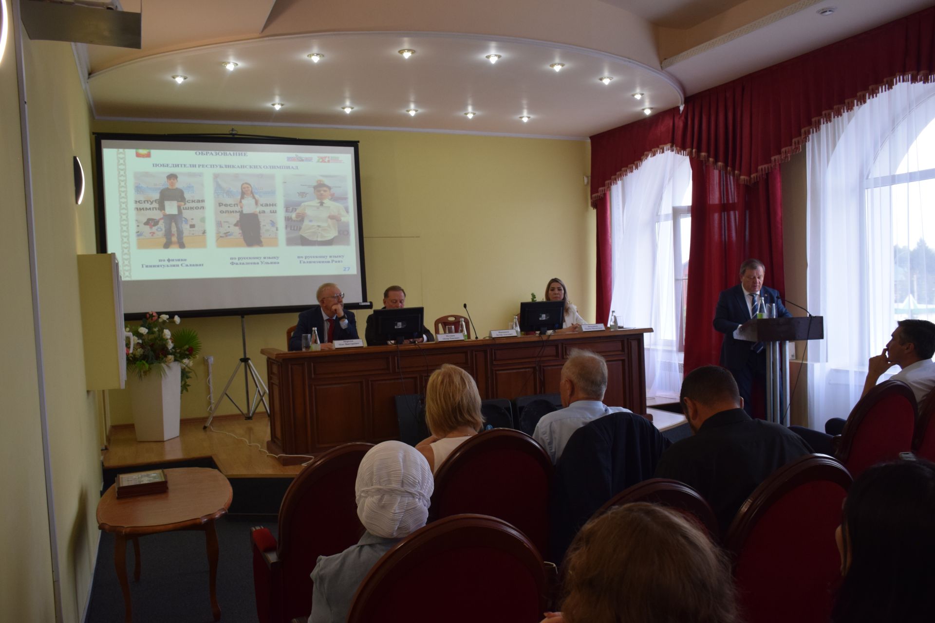 Руководство Нурлата и депутаты обсудили поддержку соцработников на встрече