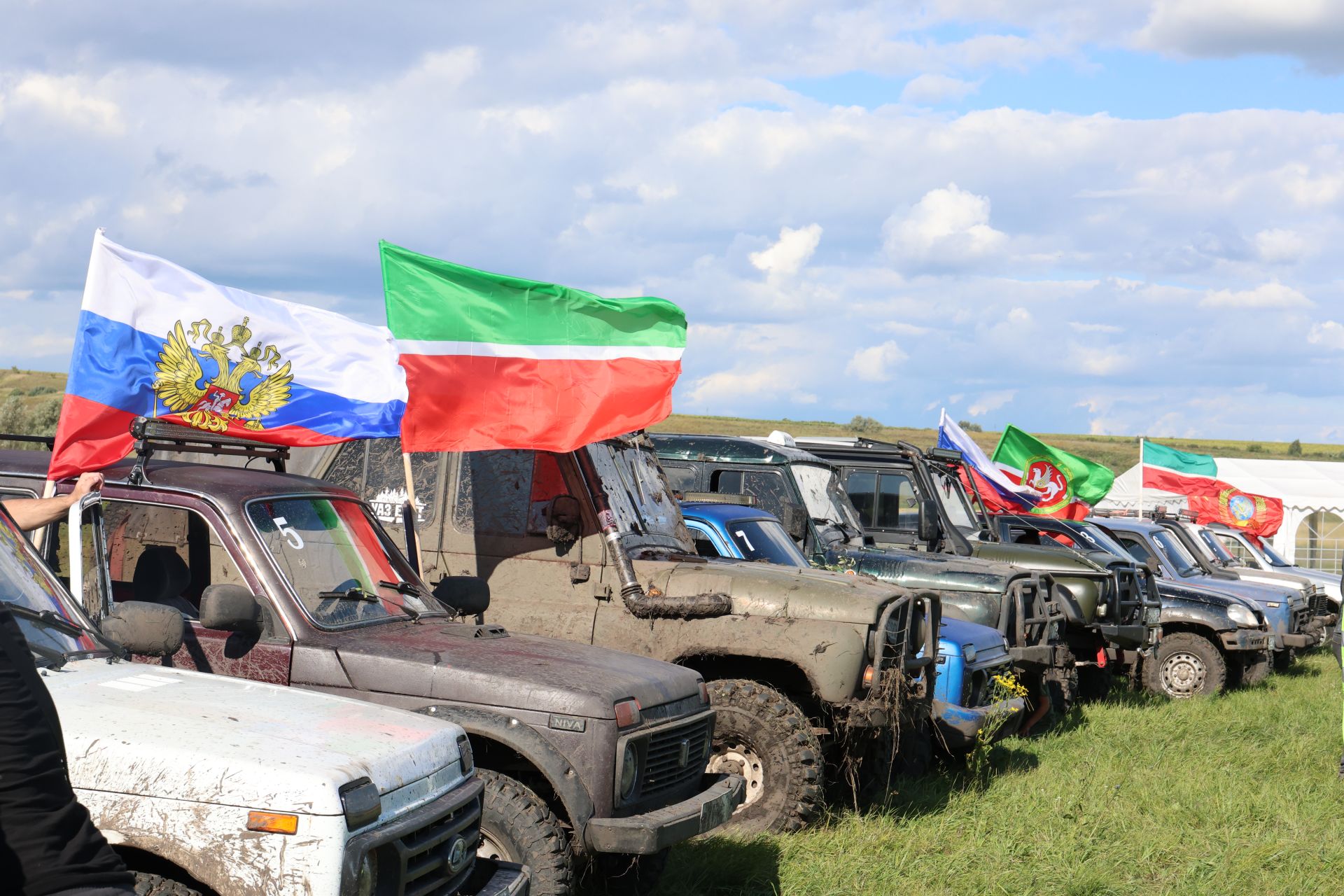 День флага в Нурлате отметили гонками по бездорожью в парке Кондурча