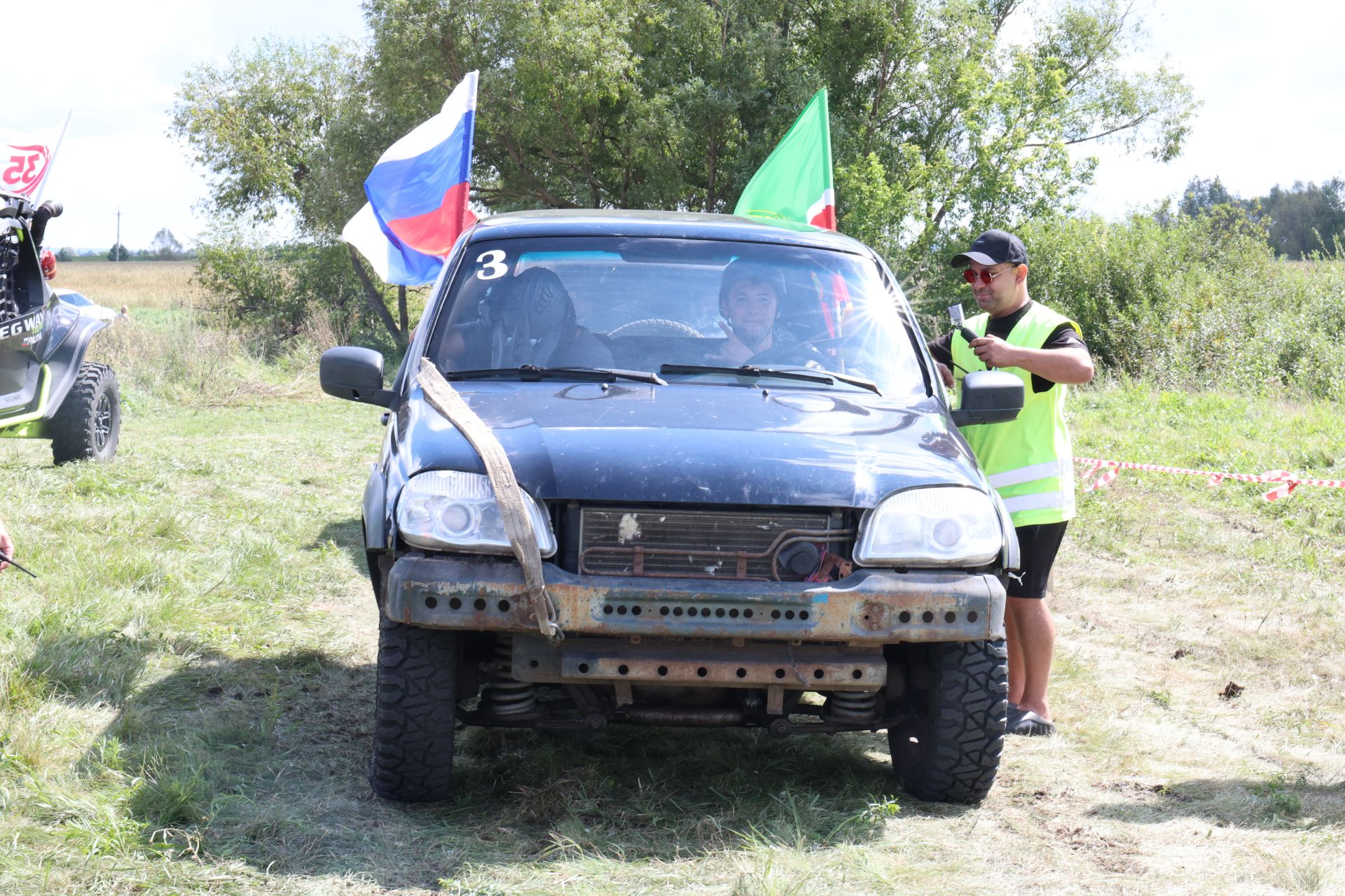 День флага в Нурлате отметили гонками по бездорожью в парке Кондурча