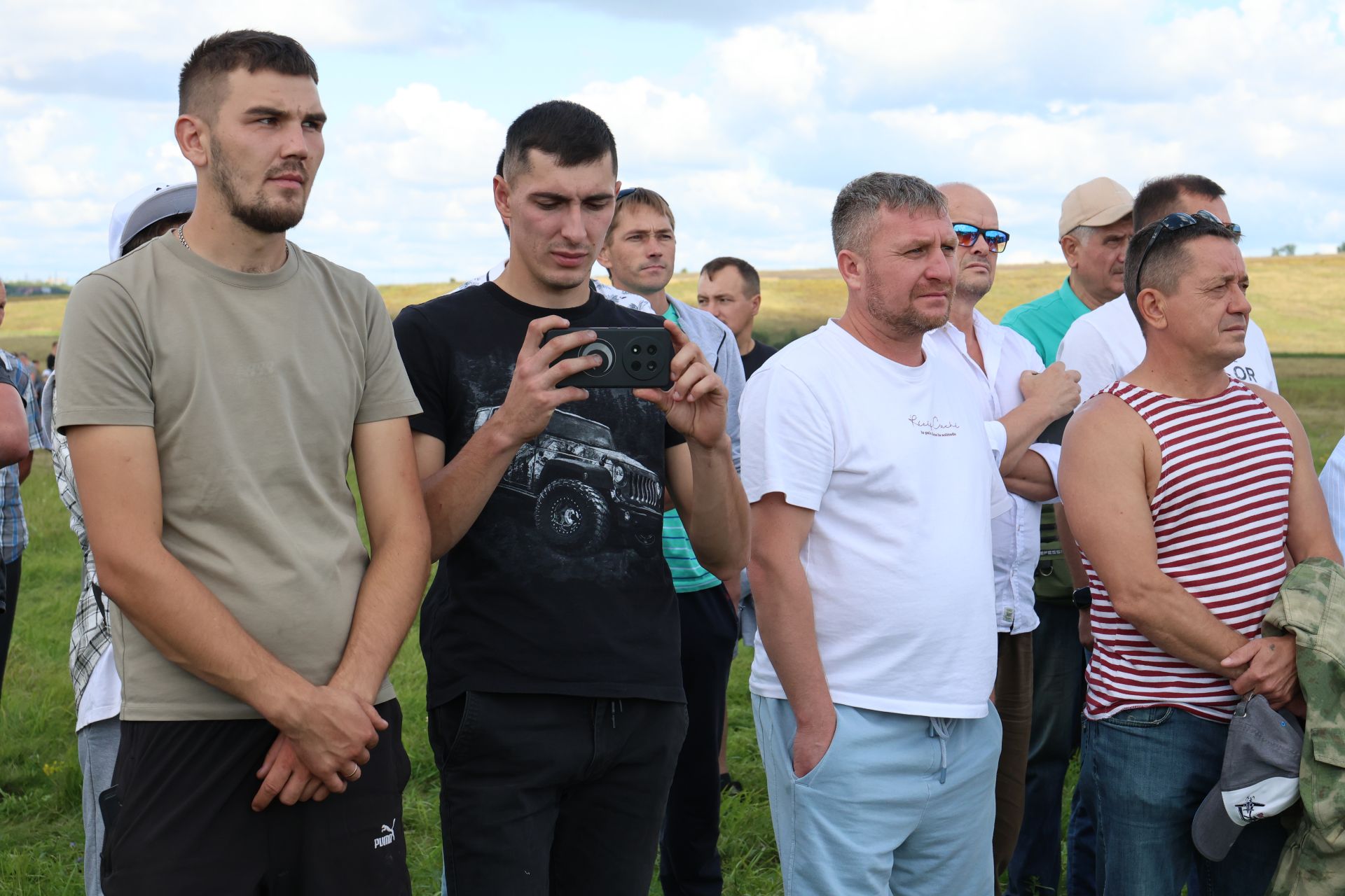 День флага в Нурлате отметили гонками по бездорожью в парке Кондурча