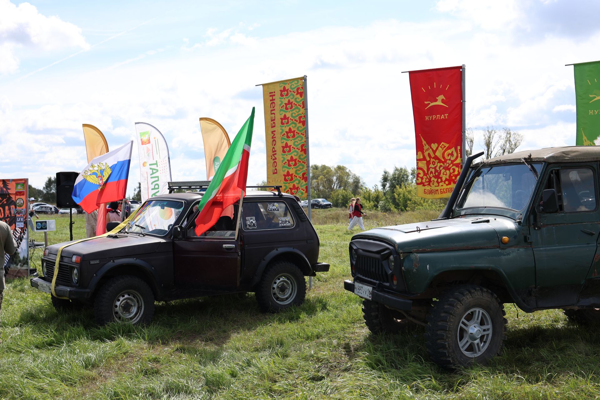 День флага в Нурлате отметили гонками по бездорожью в парке Кондурча