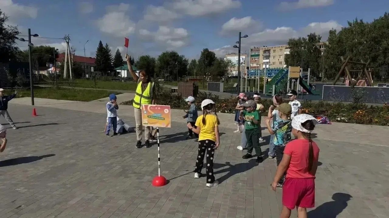 О безопасности на дороге напомнили юным нурлатцам в сквере «Нефтяник»