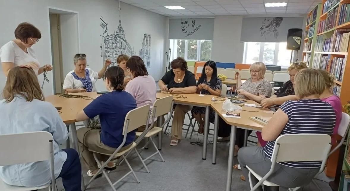 Библиотекари Нурлата плетут тактические браслеты для бойцов СВО