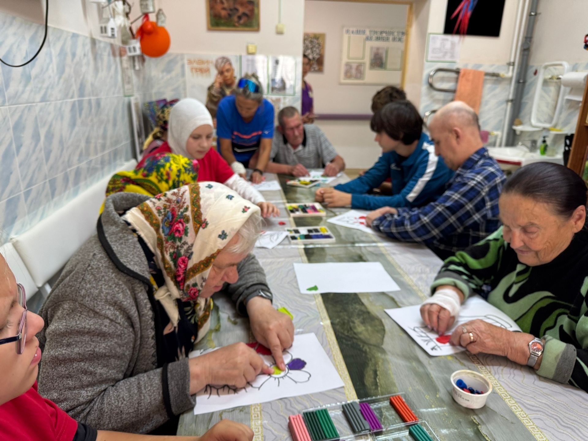 Школьники и пенсионеры создали картину из пластилина в Нурлате
