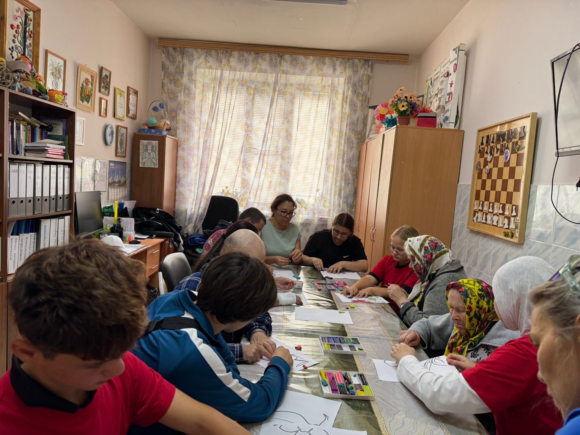 Школьники и пенсионеры создали картину из пластилина в Нурлате