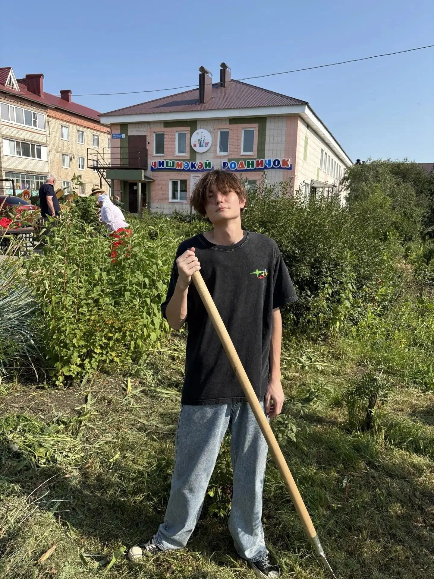 Волонтеры привели в порядок Сквер учителей в Нурлате