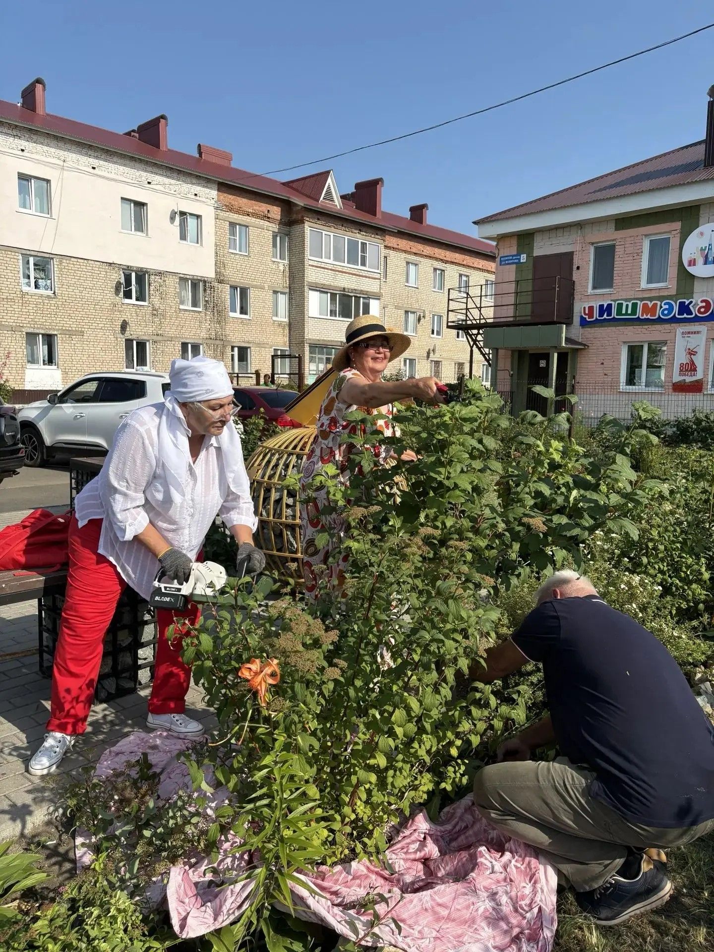Волонтеры привели в порядок Сквер учителей в Нурлате