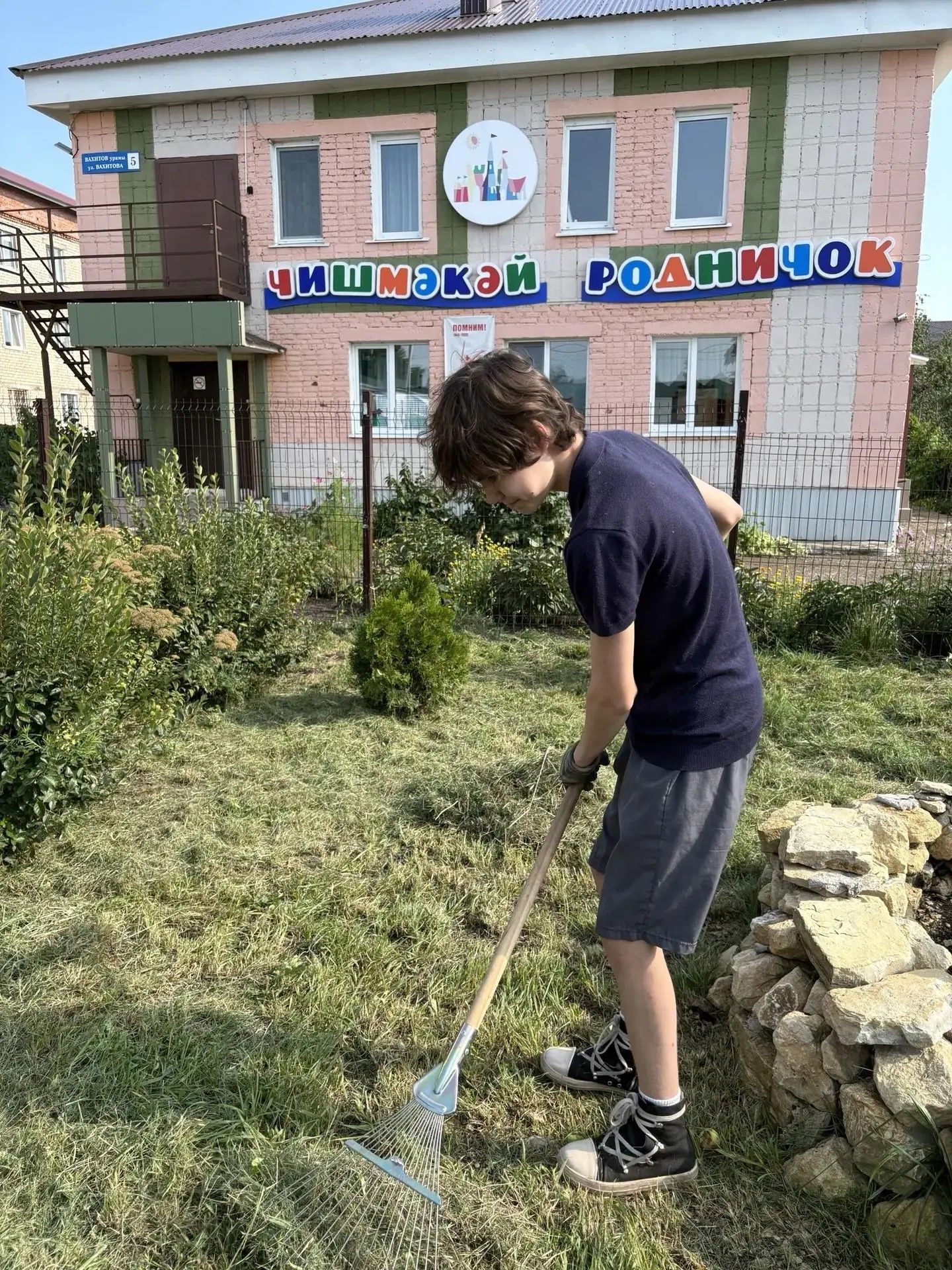 Волонтеры привели в порядок Сквер учителей в Нурлате