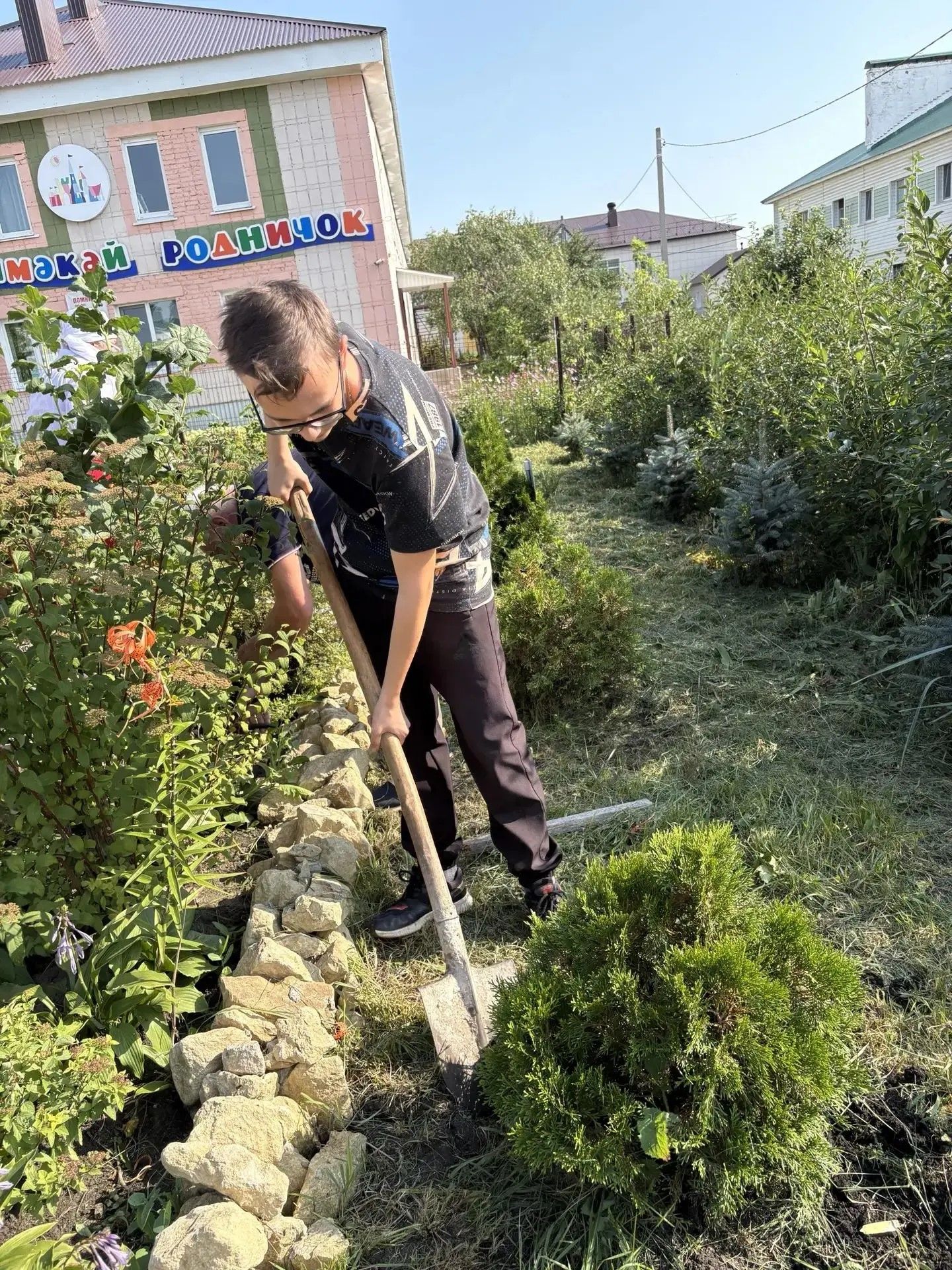 Волонтеры привели в порядок Сквер учителей в Нурлате