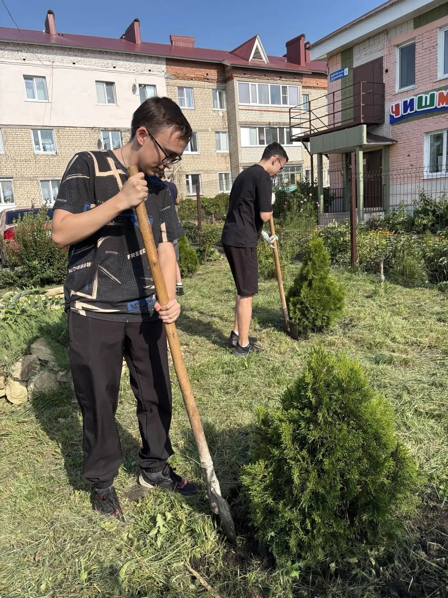 Волонтеры привели в порядок Сквер учителей в Нурлате