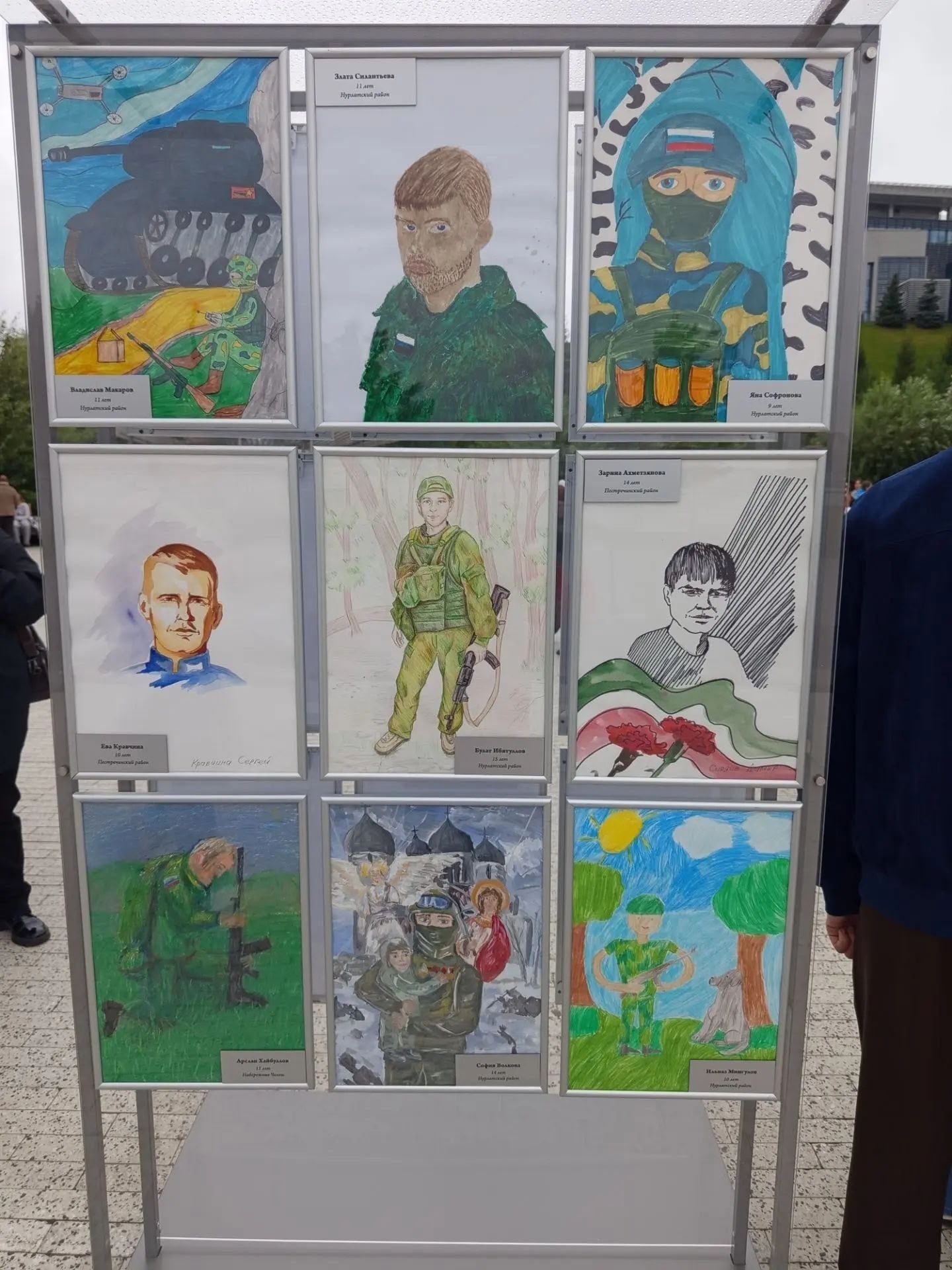 Юные художники из Нурлата побывали на гала-выставке фестиваля «Мой папа — герой» в Казани