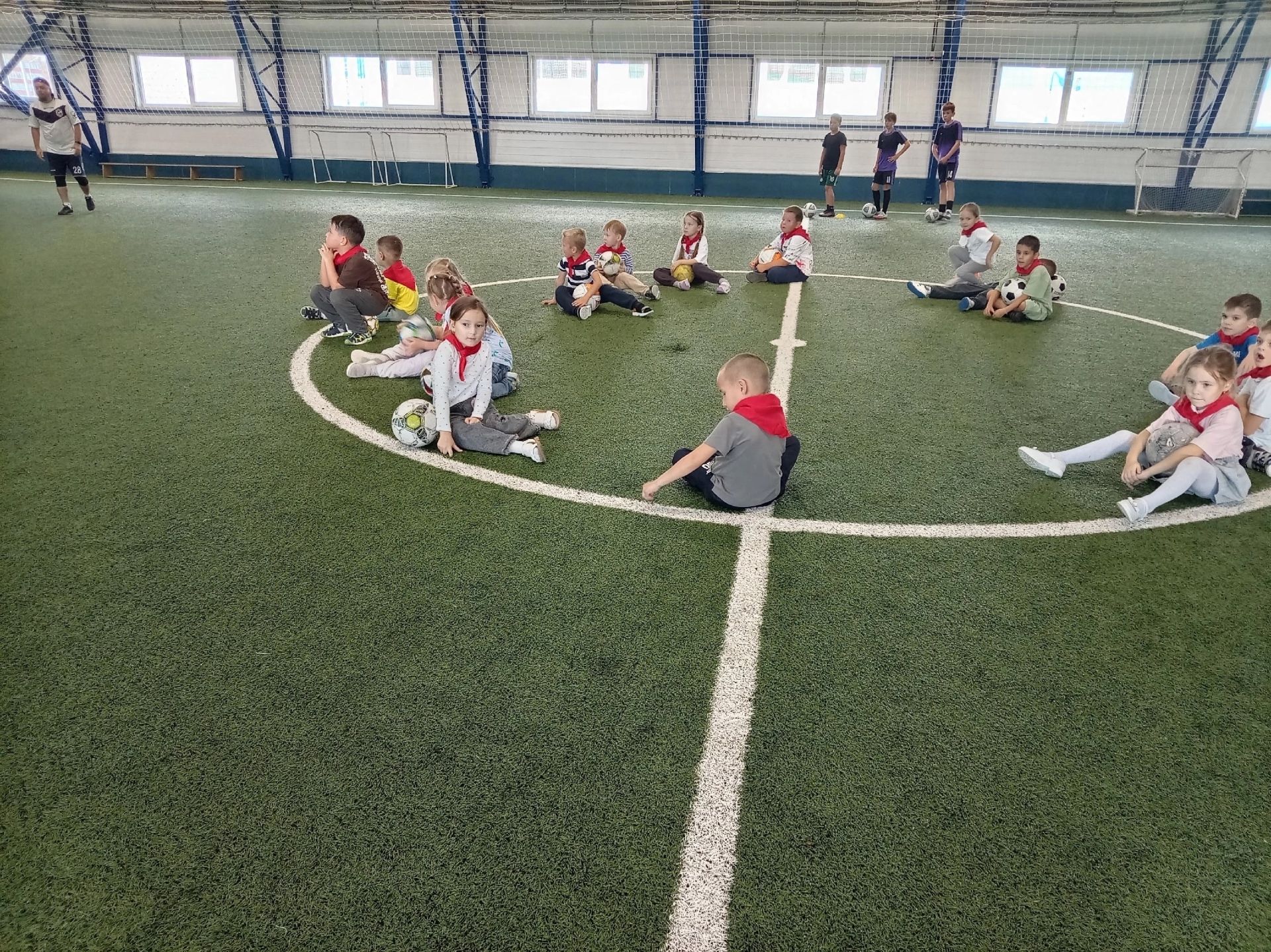 Воспитанники детсада «Буратино» посетили футбольный манеж «ТУП» в Нурлате
