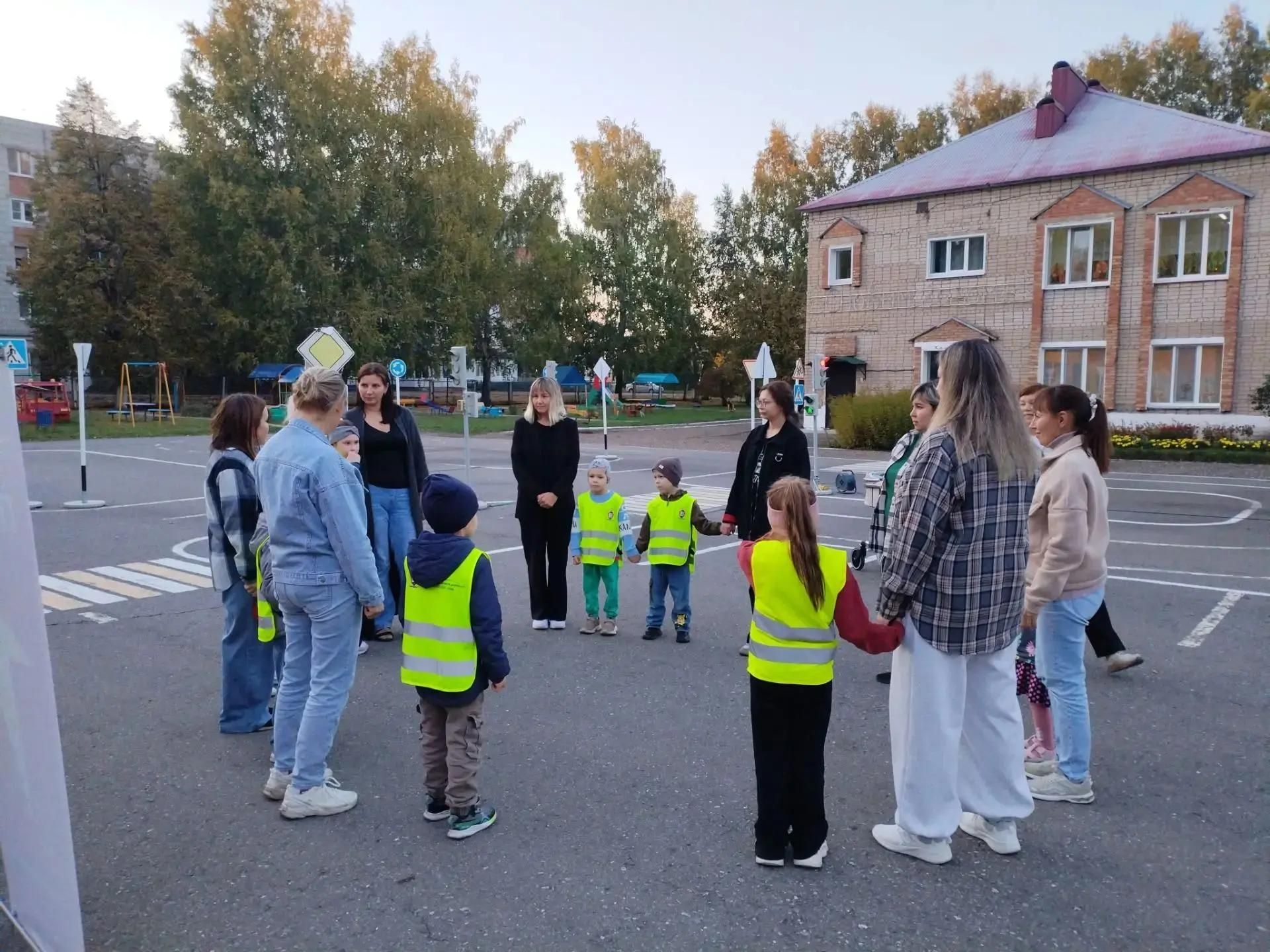 В Нурлате дети и родители повторили правила дорожного движения