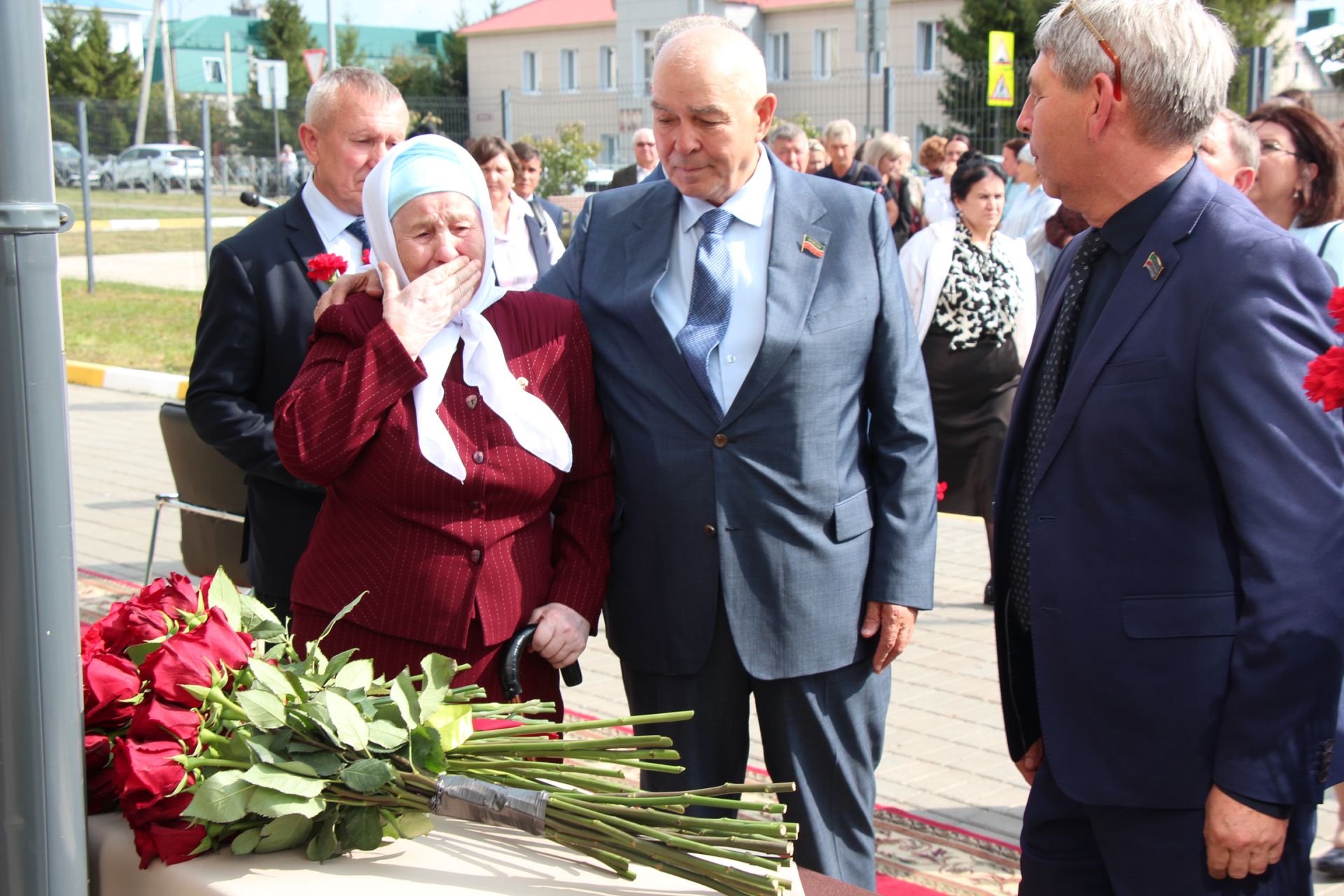 В Нурлате торжественно открыли мемориальную доску памяти Алмаза Ахметшина
