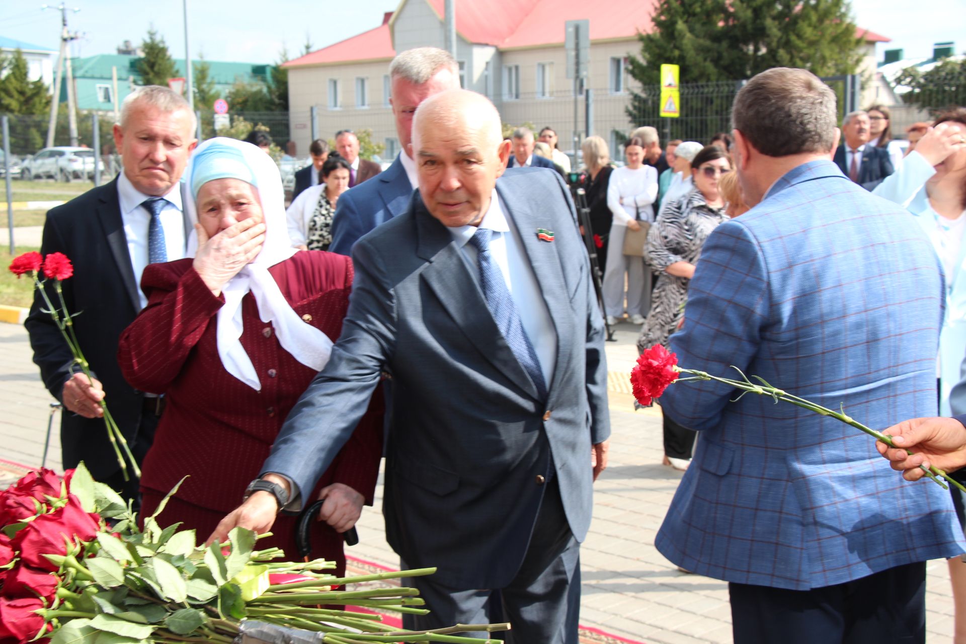 В Нурлате торжественно открыли мемориальную доску памяти Алмаза Ахметшина