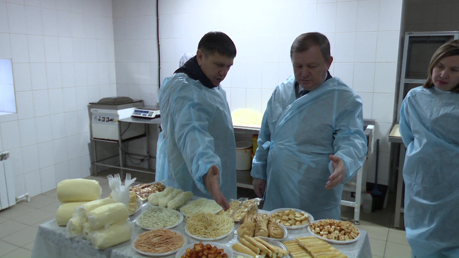 На заводе кооператива “Восток” ежедневно производят до одной тонны сыра и сливочного масла