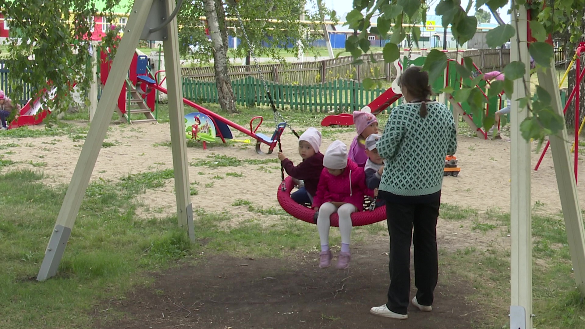 В Средней Камышле установили новую детскую и спортивную площадки