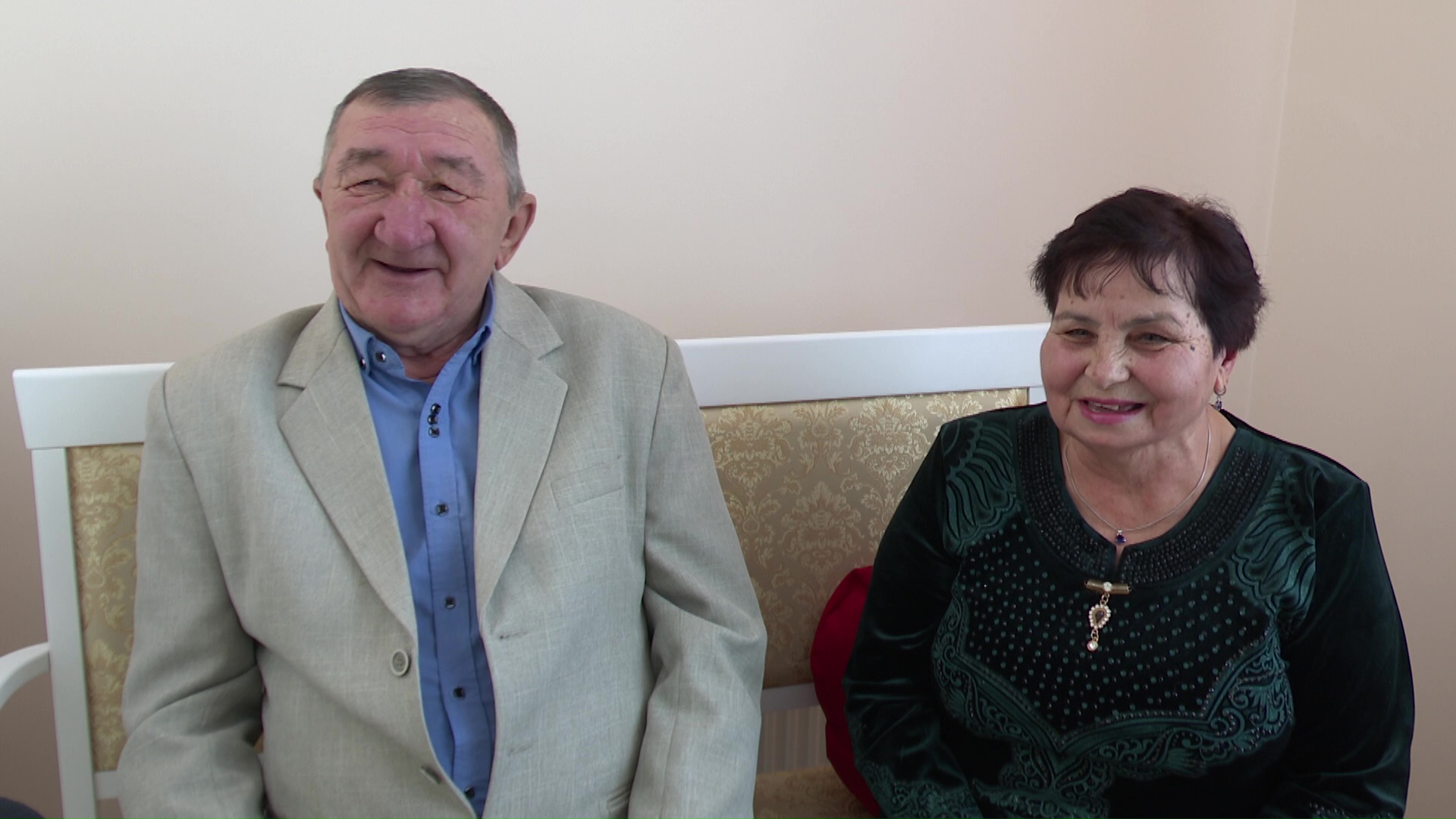 Спустя 50 лет чета Мавлютовых вновь вышла к родным под марш Мендельсона