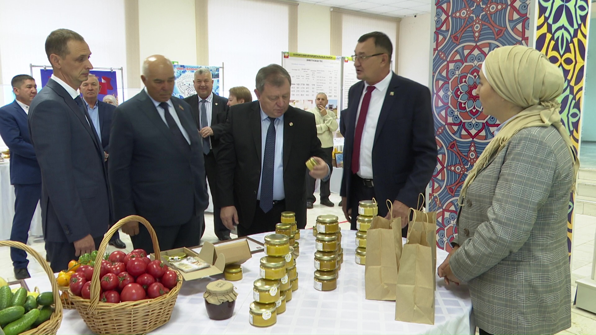 На выставке представили помидоры «Желтый пломбир», крем-мёд, Нурлатский каравай и мясные деликатесы