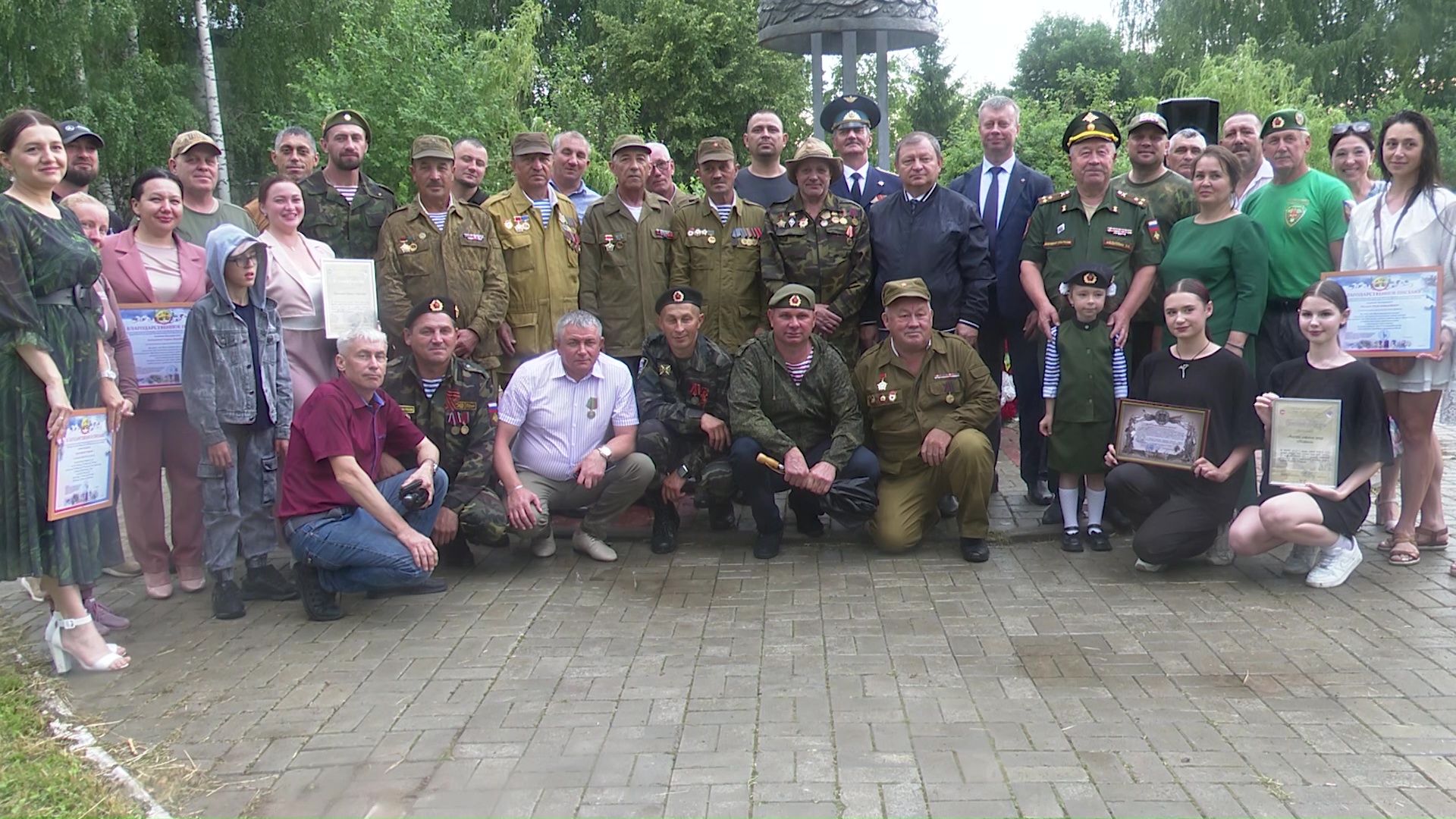 В Центральном парке города, несмотря на дождь, заалели гвоздики и розы