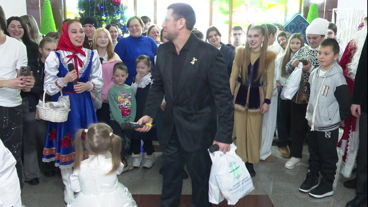 Наш земляк Фирдус Тямаев устроил для детей участников СВО веселое новогоднее представление