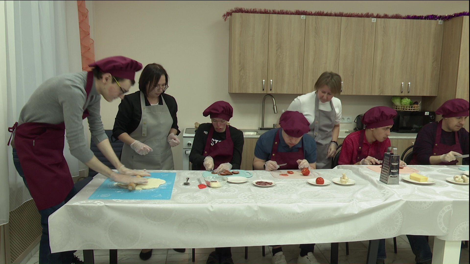 Молодые люди готовили пиццу в «Гармонии»