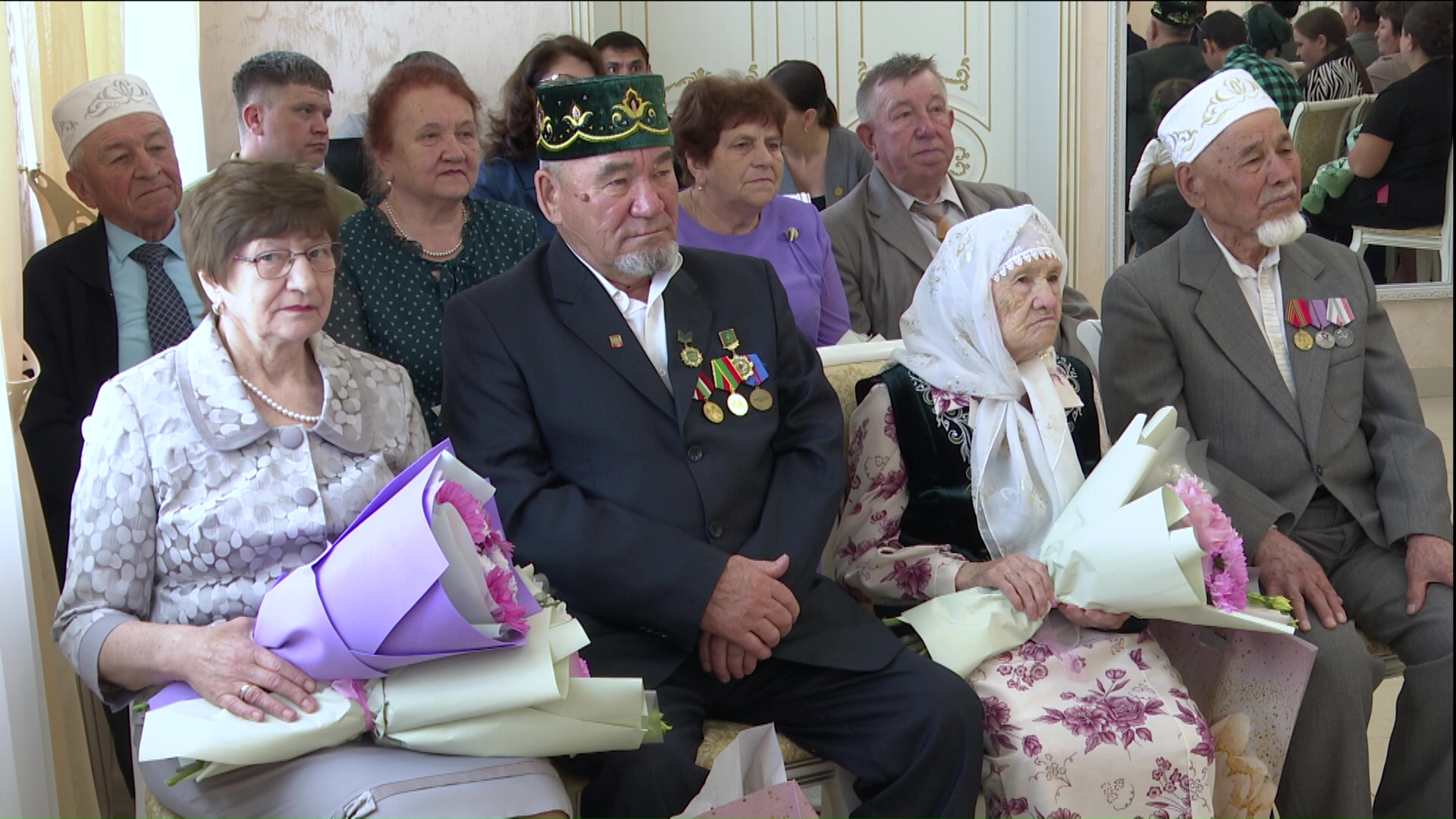 Железных, изумрудных и золотых юбиляров семейной жизни собрали во Дворце бракосочетаний г. Нурлат