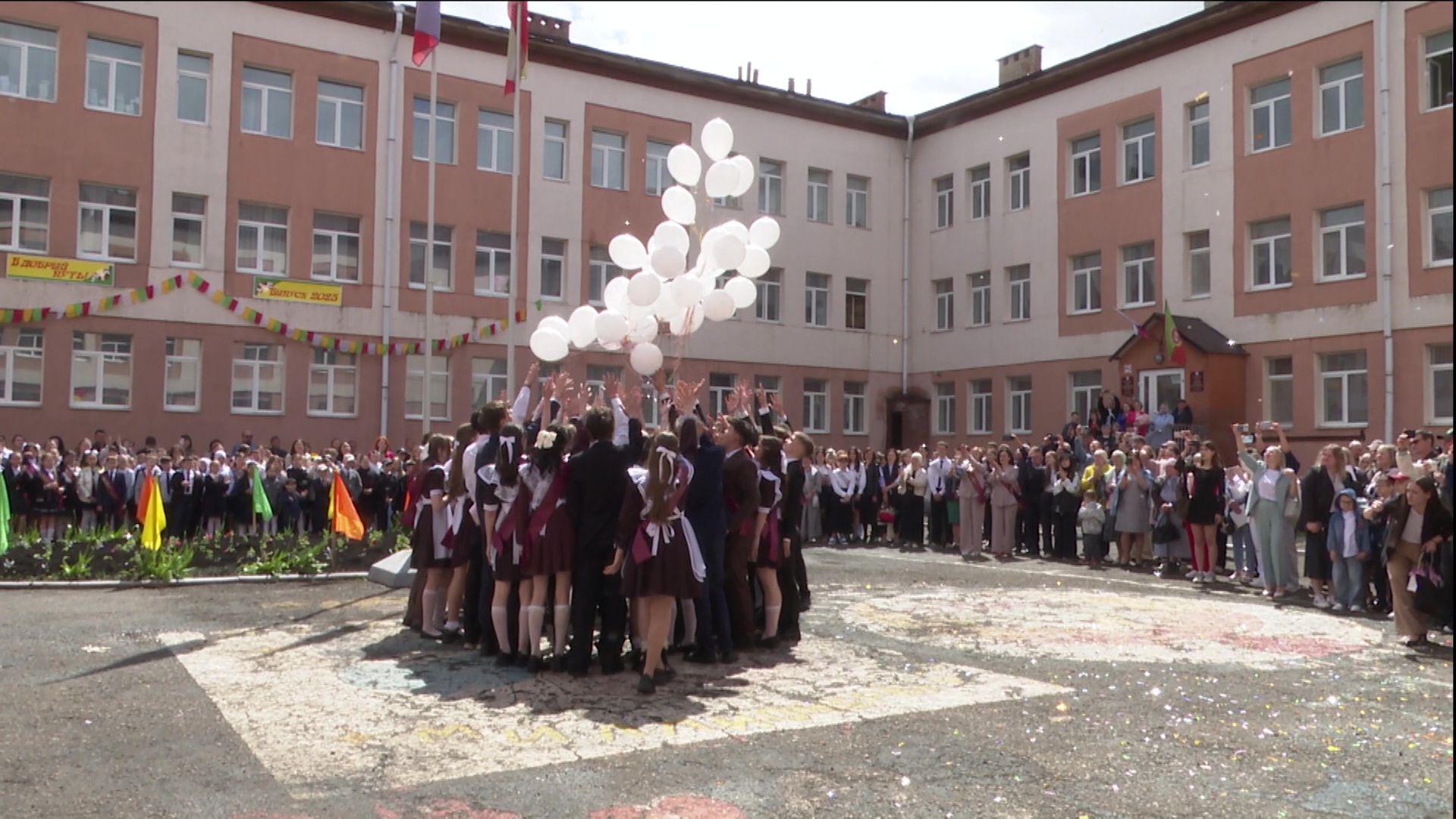 Нурлатская гимназия проводила во взрослую жизнь 37 одиннадцатиклассников