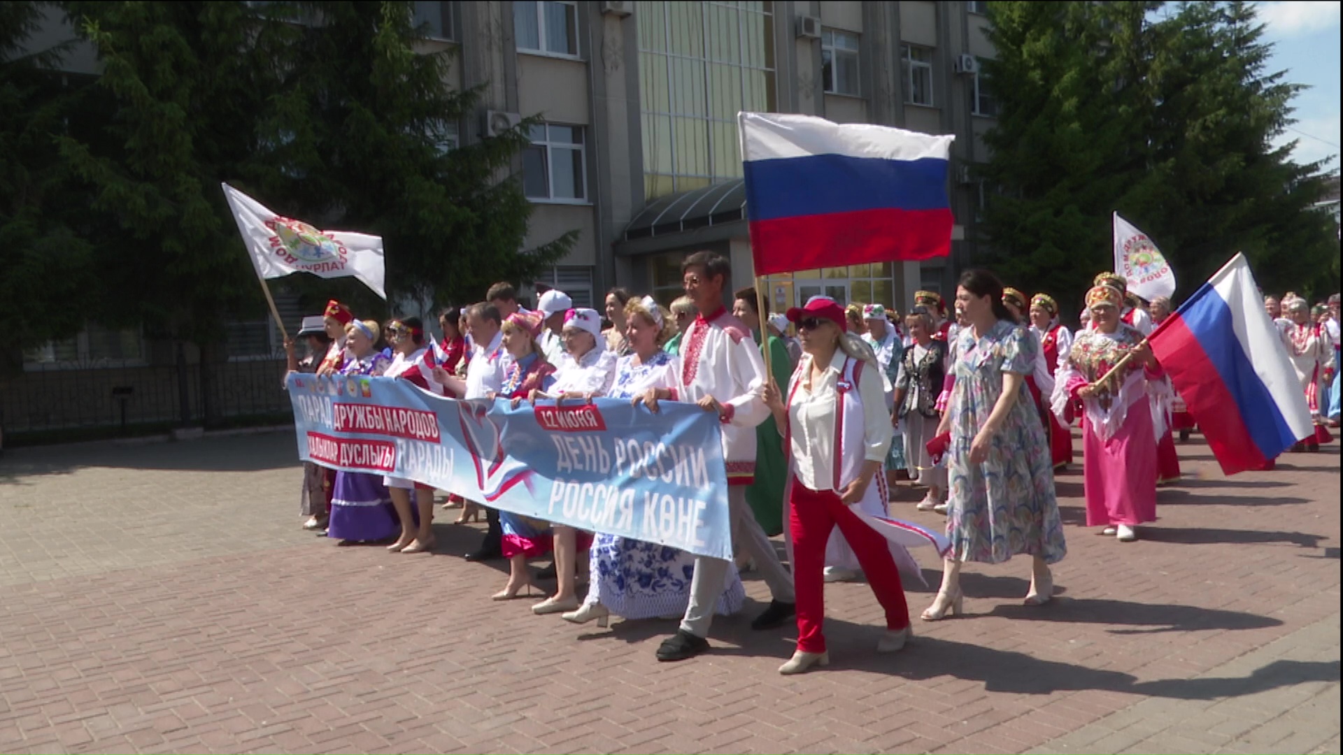 Красочный многонациональный Парад дружбы народов объединил жителей Нурлата в День России