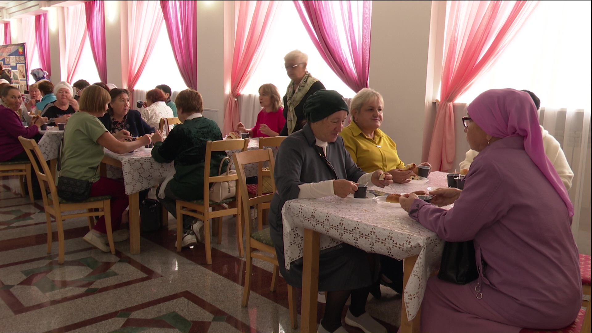 Вкусное чаепитие и интересная программа ждали всех, кто пришел в городской Дворец культуры