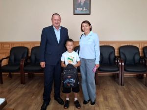 Нурлатта Әсгать Габдуллин булачак мәктәп укучысына рюкзак бүләк итте