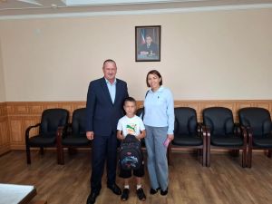 Асгать Габдуллин вручил школьный рюкзак сыну участника СВО в Нурлате