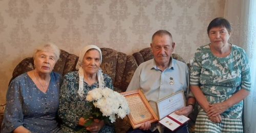 Почетному гражданину Нурлата Рашиту Гималетдинову вручили нагрудный знак