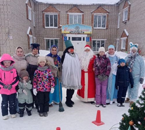 В детском саду «Сказка» родители воспитанников водили хоровод