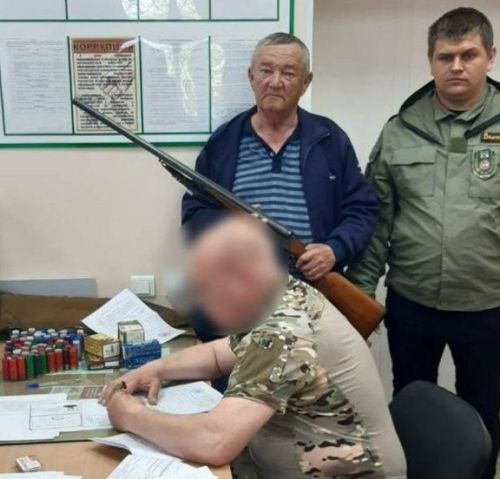 Охотники из Нурлата передали личное оружие для СВО