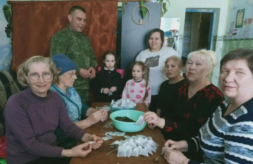 Витаминный чай для передовой: боец СВО принял участие в работе сельских волонтеров из Вишневой Поляны