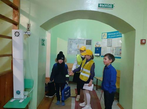 Члены отрядов ЮИД Нурлатского района продолжают проверять наличие у учащихся светоотражающих элементов