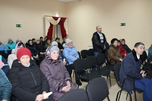 Семье Ибрагимовых из села Богдашкино во время схода граждан подарили доильный аппарат