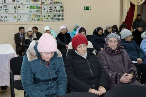 Семье Ибрагимовых из села Богдашкино во время схода граждан подарили доильный аппарат