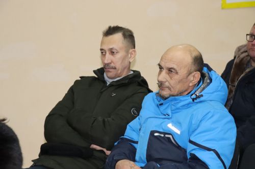 Семье Ибрагимовых из села Богдашкино во время схода граждан подарили доильный аппарат