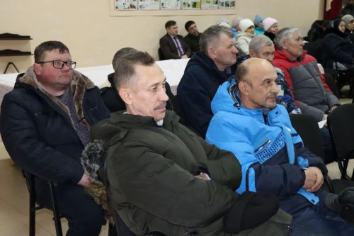 Семье Ибрагимовых из села Богдашкино во время схода граждан подарили доильный аппарат