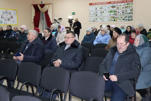 Семье Ибрагимовых из села Богдашкино во время схода граждан подарили доильный аппарат