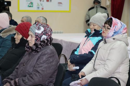 Семье Ибрагимовых из села Богдашкино во время схода граждан подарили доильный аппарат