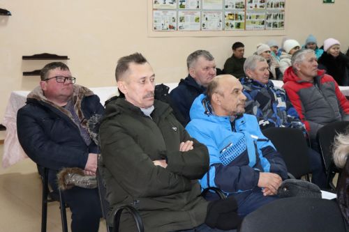 Семье Ибрагимовых из села Богдашкино во время схода граждан подарили доильный аппарат