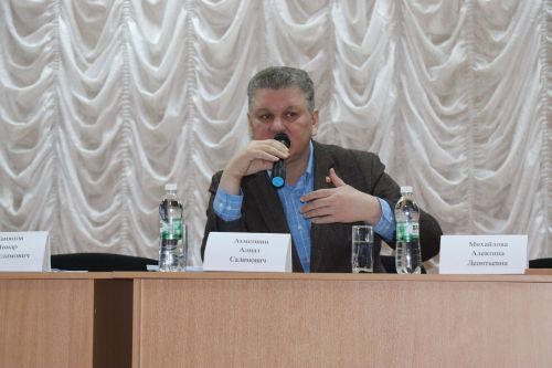 Семье Ибрагимовых из села Богдашкино во время схода граждан подарили доильный аппарат